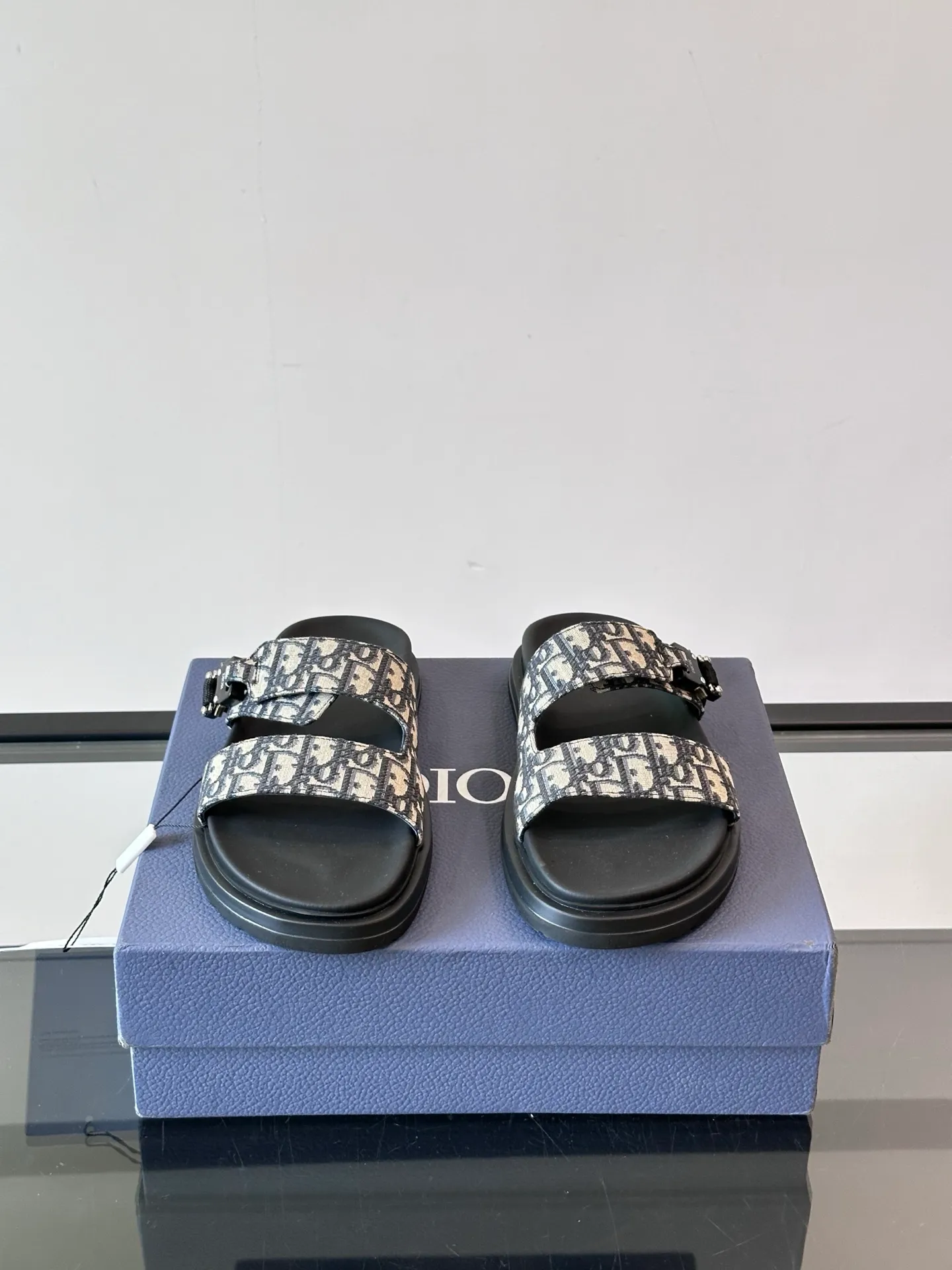 Factory price: 300💰Dior Aqua men's sandals and slippers. Showcasing Dior haute couture design. The Dior gray suede strap is accented with an aluminum Dior buckle for added style. Paired with a comfortable tonal notch sole, they pair easily with shorts or jeans for a sophisticated look. Main body: suede cow leather, technical fabric lining: cow leather, with adjustable straps, aluminum Dior buckle, Dior gray EVA insole, tonal notch rubber outsole splicing structure👌👌 size: 38-44 (45.46 customized)